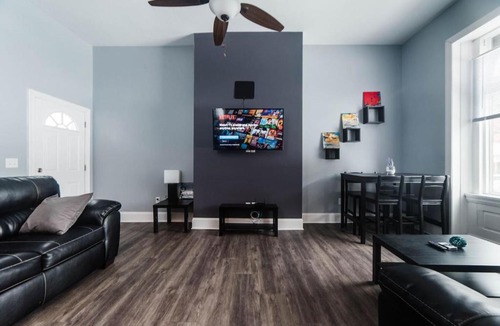 Manchester Apartment | Massive Home - GroupStay - Parking & Location