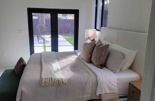 El Portal House | Massive rooms and living spaces. Great for