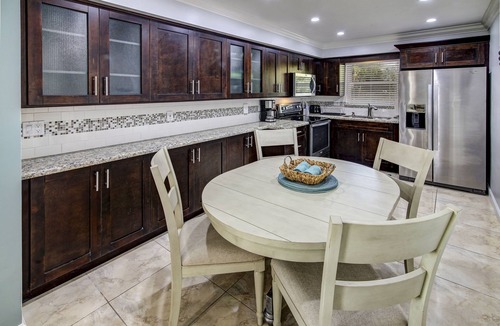 Hollywood Hills Hotel | May-Dee Suites