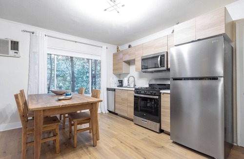 Melrose Apartment | Melrose Village Charmer. Walk to world famous shopping and restaurants.