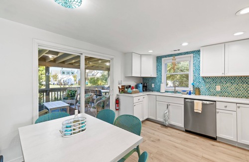 Chincoteague House | Mermaid & Mare, Downtown Retreat. Hot Tub, Firepit, fenced yard & Pet Friendly!