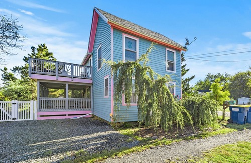 Chincoteague House | Mermaid & Mare, Downtown Retreat. Hot Tub, Firepit, fenced yard & Pet Friendly!