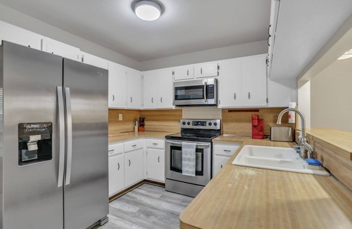 Hollywood Lakes House | MiaBella of Hollywood by RedAwning