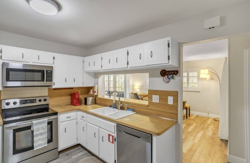 Hollywood Lakes House | MiaBella of Hollywood by RedAwning