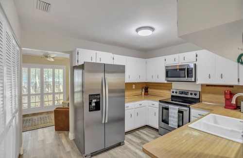 Hollywood Lakes House | MiaBella of Hollywood by RedAwning