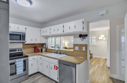 Hollywood Lakes House | MiaBella of Hollywood by RedAwning