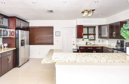Highland Lakes Villa | Miami 4 Bedroom Villa With Pool In Gated Community Minutes From Aventura Mall & Many Attractions