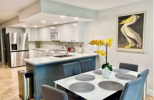Mid Beach Condo | Miami Beach-Front with Amazing Pool