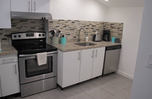 Northeast Miami House | Miami Design District 4 Bedroom 3.5 Baths House Free Gated Parking