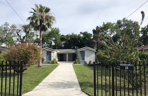 Northeast Miami House | Miami Design District 4 Bedroom 3.5 Baths House Free Gated Parking