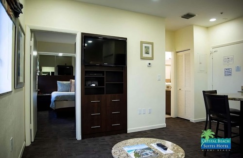 North Beach Hotel | Miami Getaway! Close to Art Deco, Port of Miami, Shopping Center! Pool