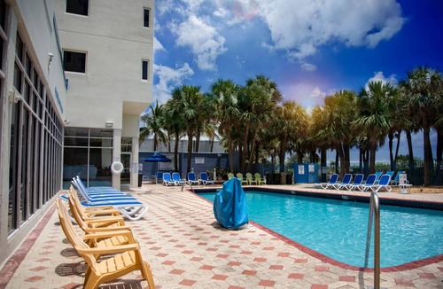 North Beach Hotel | Miami Getaway! Close to Art Deco, Port of Miami, Shopping Center! Pool