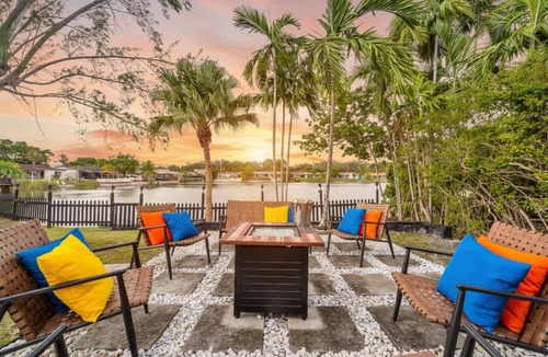 Ojus House | Miami Lakefront 5BR Pool | Near Beach | Sleeps 14