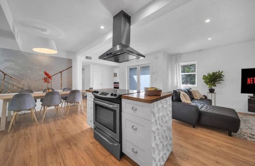 North Miami House | Miami Love&Peace Zen Oasis-Pool- Basketball Hoop