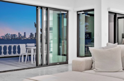 North Bay Village Villa | Miami Oceanfront 5 bedroms Hottub stunning view. 30 day min