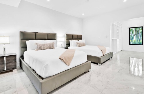 North Bay Village Villa | Miami Oceanfront 5 bedroms Hottub stunning view. 30 day min