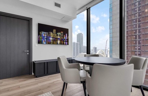 Downtown Miami House | Miami Pulse With Resort Amenities