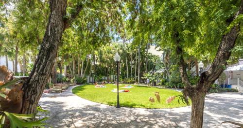 East Little Havana Hotel | Miami River Inn by Renzzi