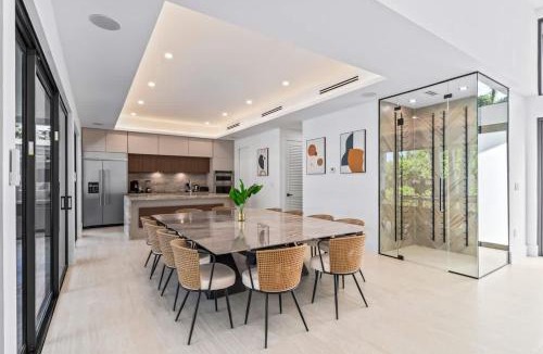 Golden Glades House | Miami Ultra Villa w Pool Movie Theater Pickle Ball