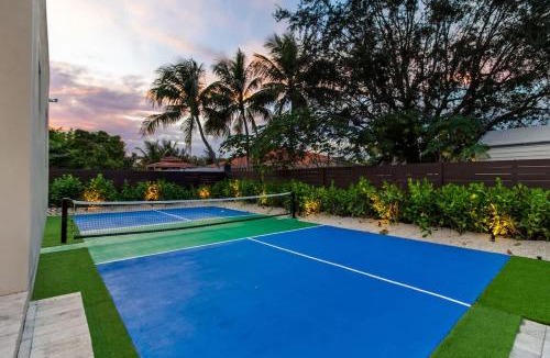 Golden Glades House | Miami Ultra Villa w Pool Movie Theater Pickle Ball