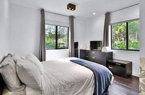 Biscayne Park House | Miami-Village of Biscayne Park-Mins to South Beach/Miami Beach