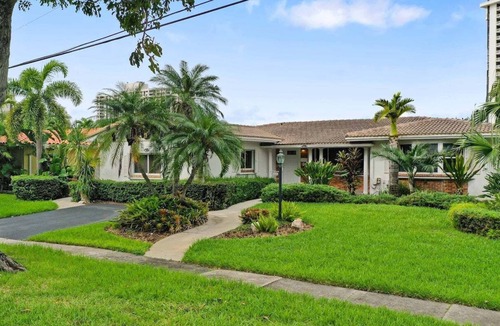 Miami Shores House | Miami Waterfront boater's paradise pool home