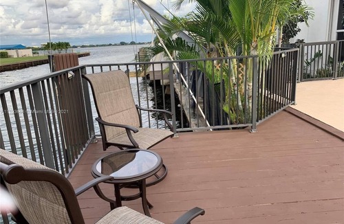 Miami Shores House | Miami Waterfront boater's paradise pool home