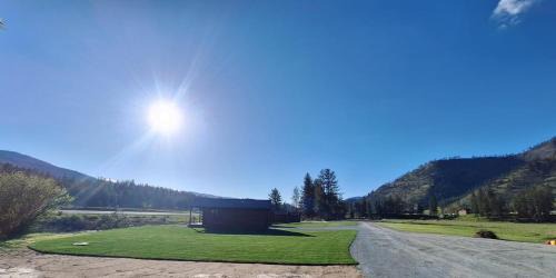 Superior House | Micham's Clark Fork River Retreat - River Front, Mountain View, Fire Pit - Cabin 3