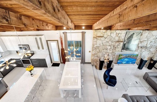 North Andrews Gardens House | Mid-Century Chic | Pool & Hot Tub | Skyview Loft