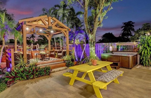 North Andrews Gardens House | Mid-Century Chic | Pool & Hot Tub | Skyview Loft