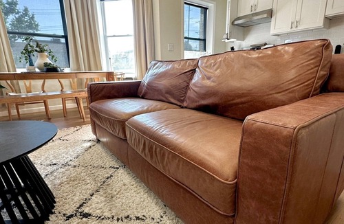 Forest Hill Apartment | Mid-century Modern 2-bedroom apartment with Central AC