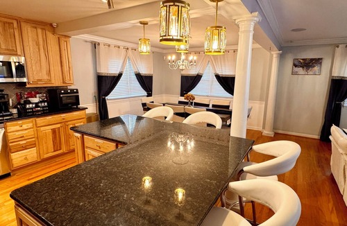 Hybla Valley House | Mid-Term Luxury Family Stay/Hot Tub, 2 Fire Pits, Sauna, Massage Chair & Arcade