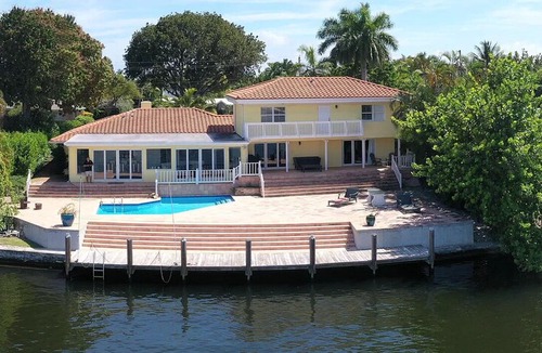Coral Ridge House | MIddle River Waterfront Island Style Retreat - 4 bd/3.5 bath