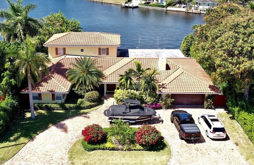 Coral Ridge House | MIddle River Waterfront Island Style Retreat - 4 bd/3.5 bath
