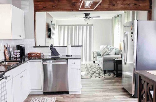 Buckroe Beach House | *Midterm/Longterm* Buckroe Beach Bungalow EV chrg