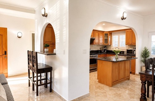 El Rancho House | Midterm Rental: Peaceful House with Big Yard, AC, Wifi, Laundry, Tesla Charger.