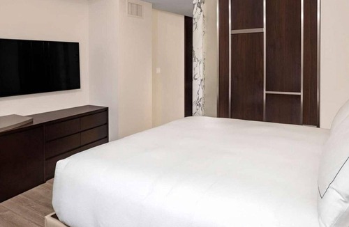 Central Park South Resort | Midtown Manhattan Studio Plus – Steps to Central Park & Fifth Ave at Hilton Club