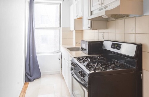 Garment District Apartment | Midtown NYC 3BR/1BA Apartment Perfect for Groups!
