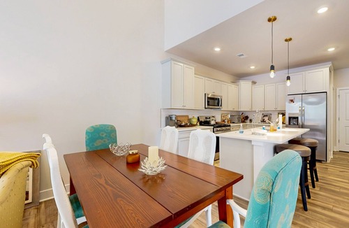 Frankford House | Milo's Haven pet friendly townhome w/shared pool, W/D & Free WIFI