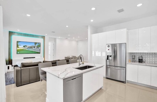 Pompano Beach Villa | Mimosa Sunrise Villa 🏖️ Heated Pool | Dog Friendly 🐾 Near Beach
