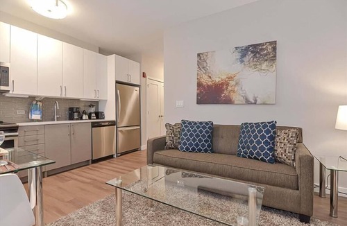 Central-Maverick Square - Paris Street Apartment | Minutes from Logan Intl Airport | Clean Studio | Gym | Indoor Pool | GLS