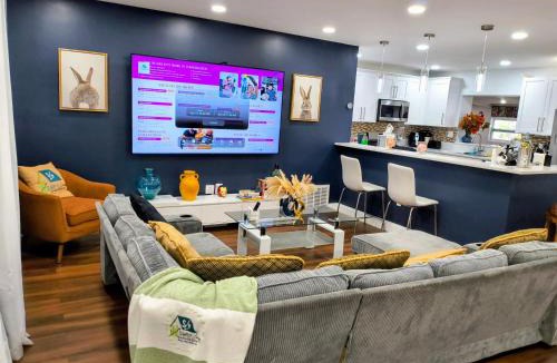 Miramar House | Miramar Retreat Arcade Game Room King Bed 25 Min to Hollywood Beach