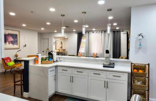 Miramar House | Miramar Retreat Arcade Game Room King Bed 25 Min to Hollywood Beach