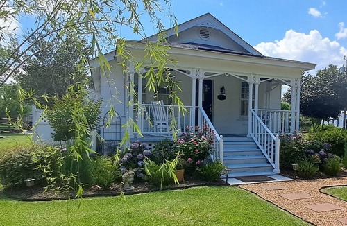 Oriental Cottage | Miss Millie. Step back in time. Quaint 1915 cottage in beautiful Oriental
