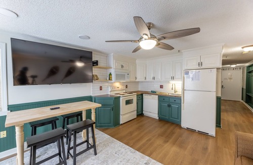 Edray Condo | ML 294: Ski-In/Out | Slope Views | Steps to Ballhooter | Sleeps 6