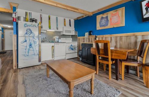 Edray Apartment | ML134 1BR Unique cozy cabin feel Slope View Wi-Fi Ballhooter Side EZ Park