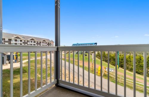 Edray Apartment | ML240 Mountain Views Next to slopes Gated Parking