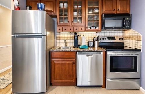 Edray Apartment | ML288 New Deck Great Views EZ Parking WiFi Retreat