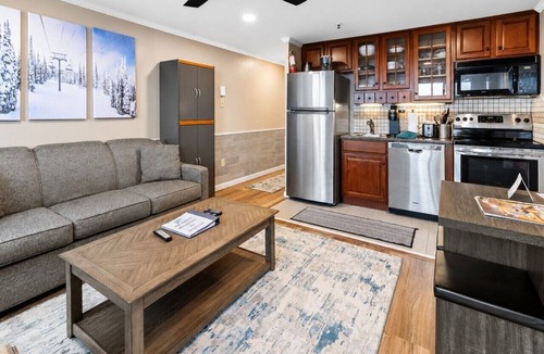 Edray Apartment | ML288 New Deck Great Views EZ Parking WiFi Retreat