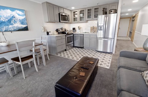 Edray Condo | ML316 Stylish & Modern! Breathtaking mountain/trail view Close to Village Wi-Fi